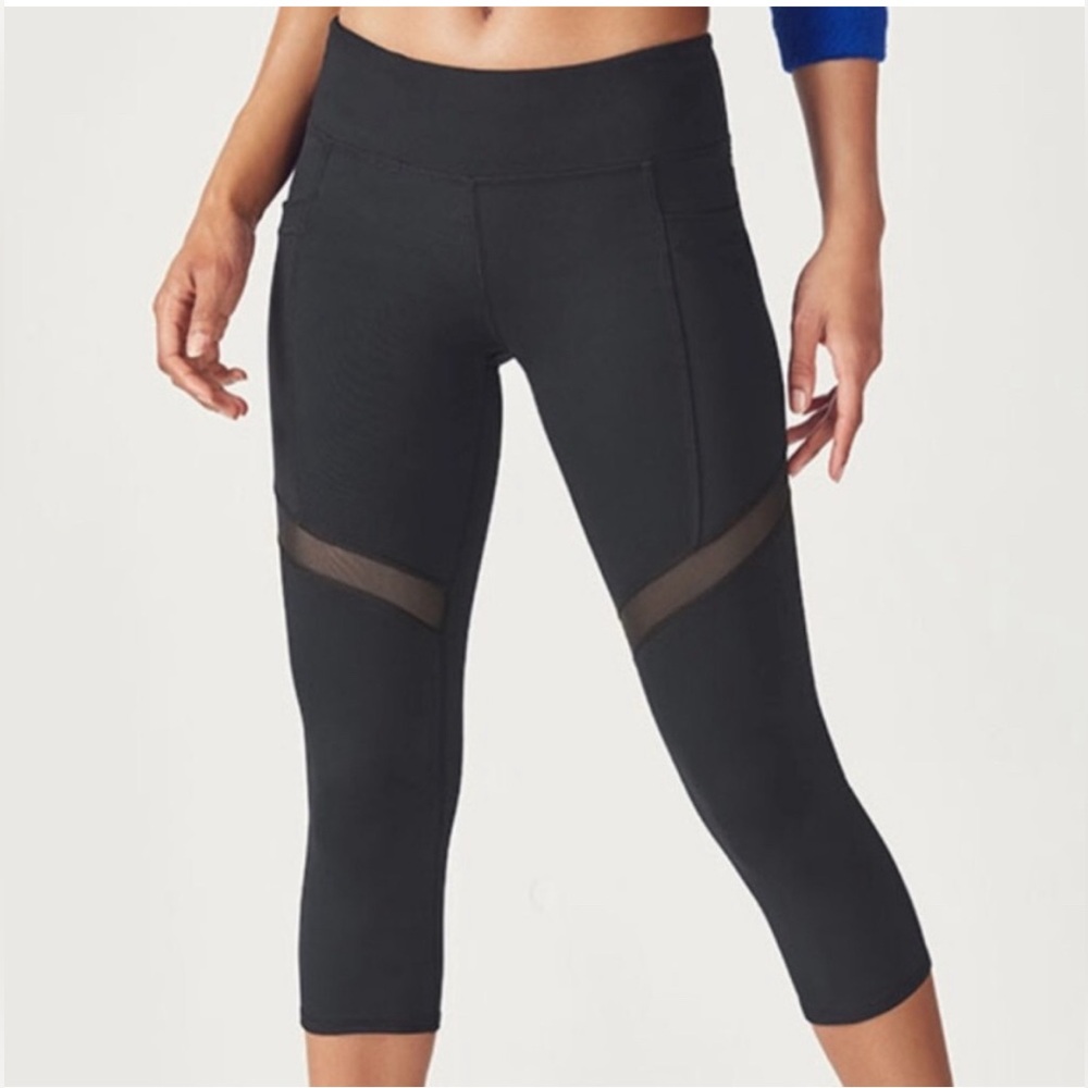 NWT Woman’s Fabletics Black Darcy Capri Breathe-better Bottoms Size M Leggings